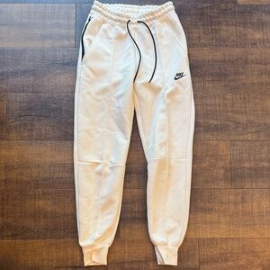 Nike Sportswear Tech Fleece Joggers
Coconut Milk/Black